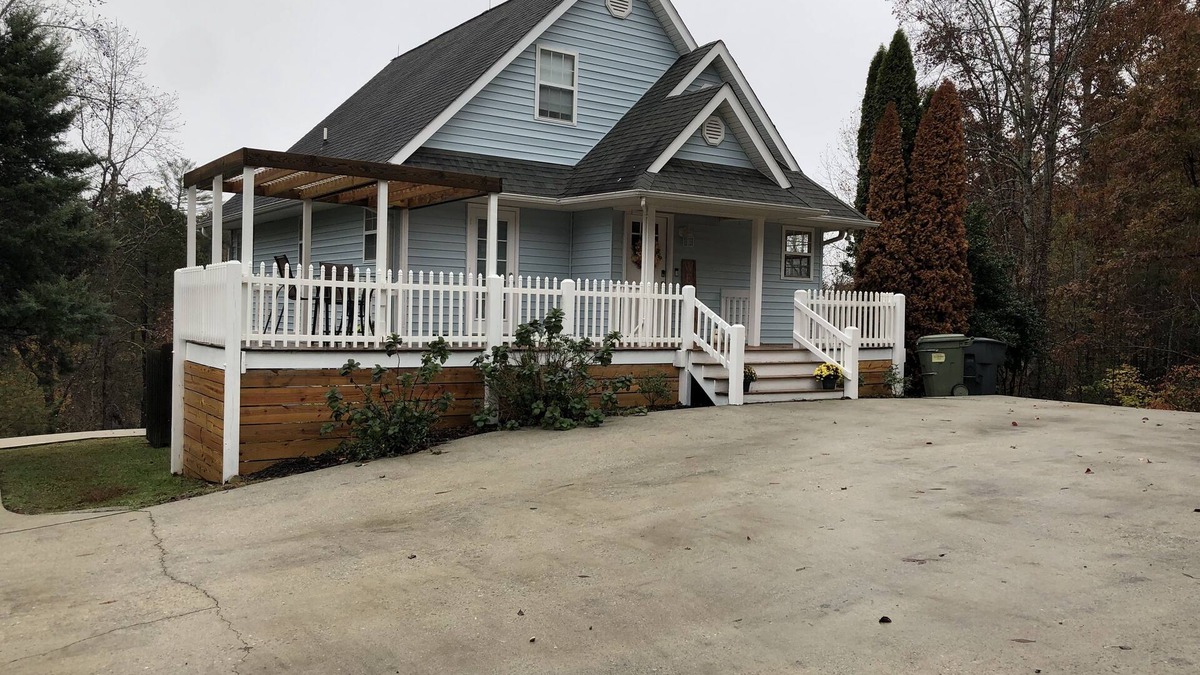 Helen House | Located on the Wine Highway minutes from many of the best wineries in the USA.
