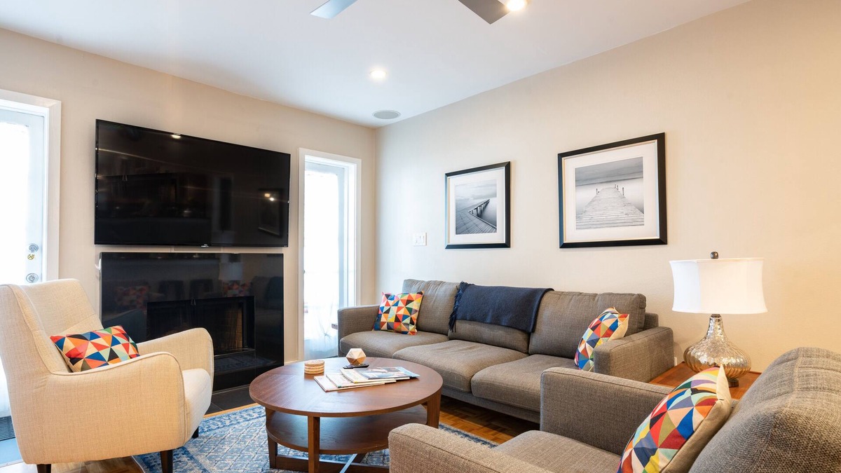 Bayshore Gardens Condo | Location! 1 Block from Bayshore/SOHO/Hyde Park