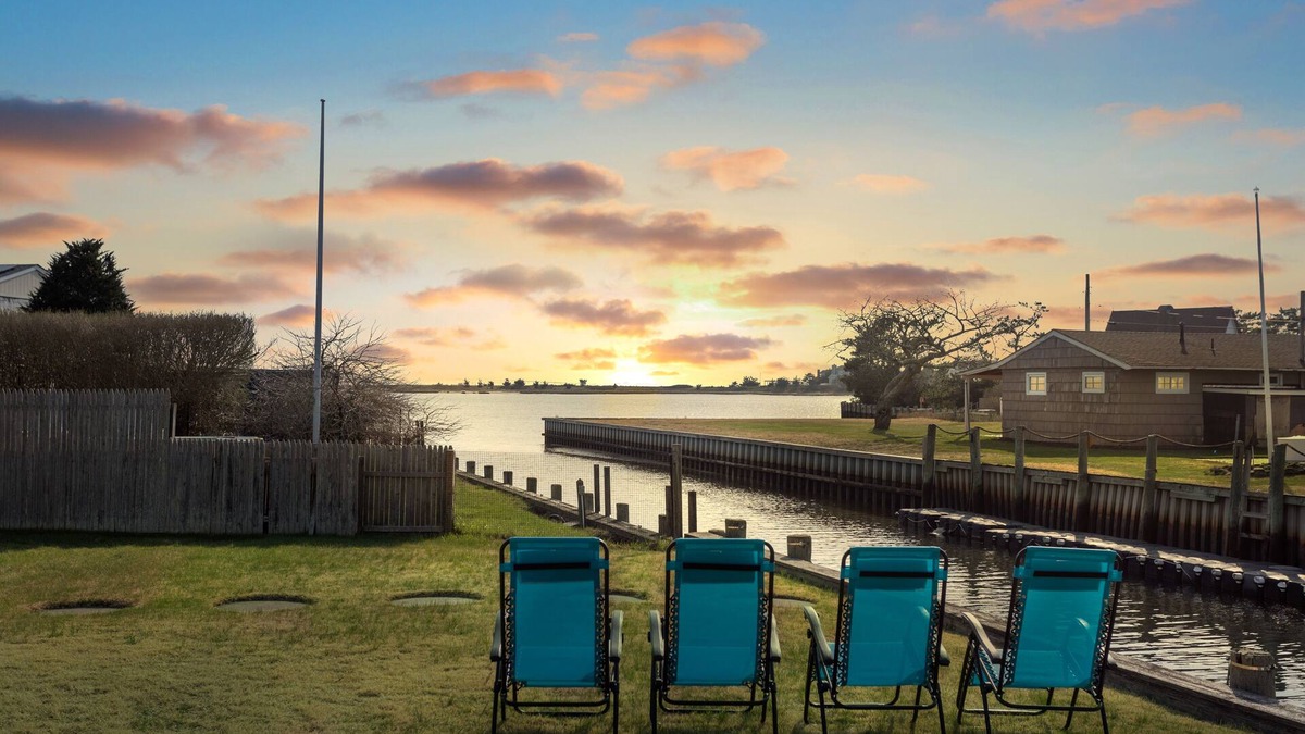 Shinnecock Hills Cottage | Location and views! Located directly on Shinnecock Bay!