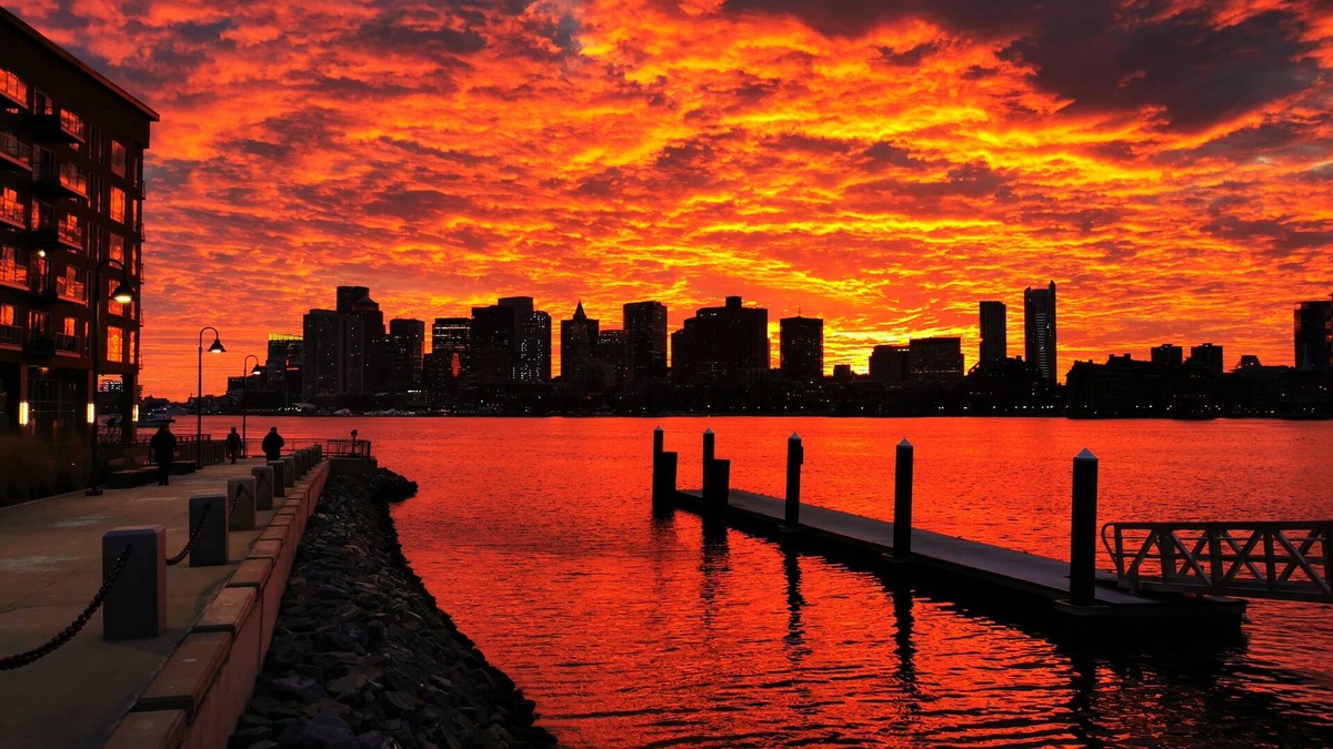 Central-Maverick Square - Paris Street Apartment | Location+Comfort+Convenience