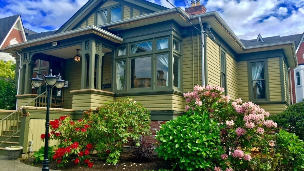James Bay House | Location! Large 3000 sq ft Open Concept Home Walking Distance to Harbor