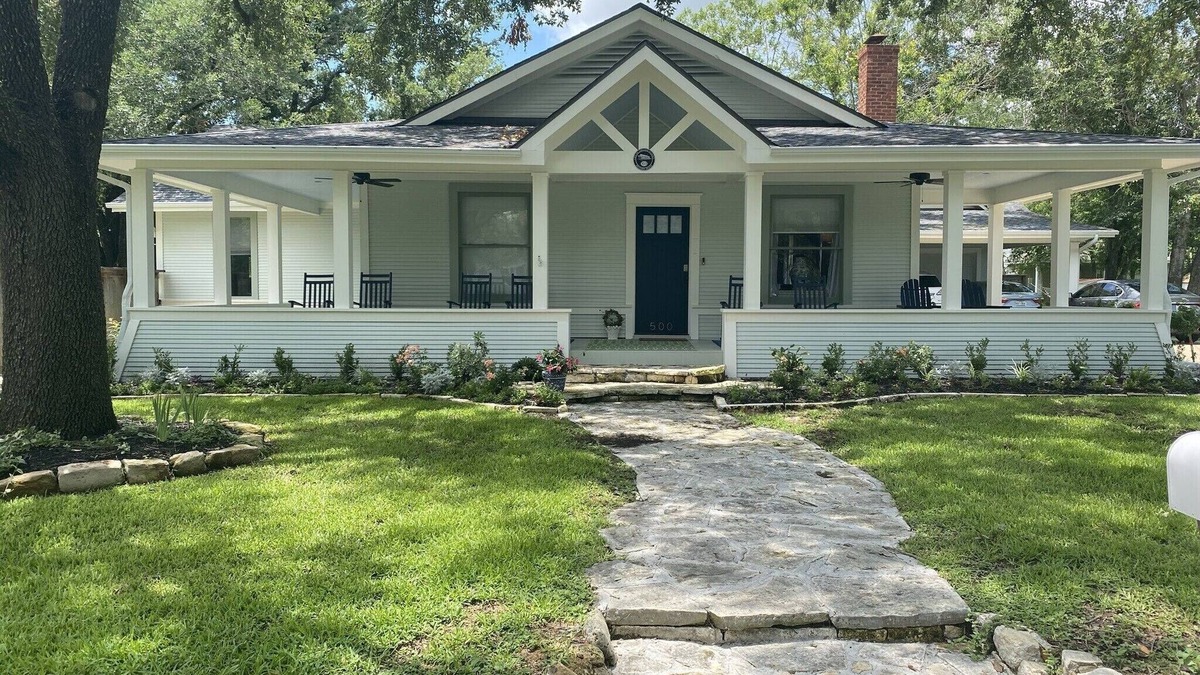 College Park House | LOCATION - LARGE RENOVATED HISTORICAL HOME- SLEEPS 8- STEPS TO KYLE FIELD