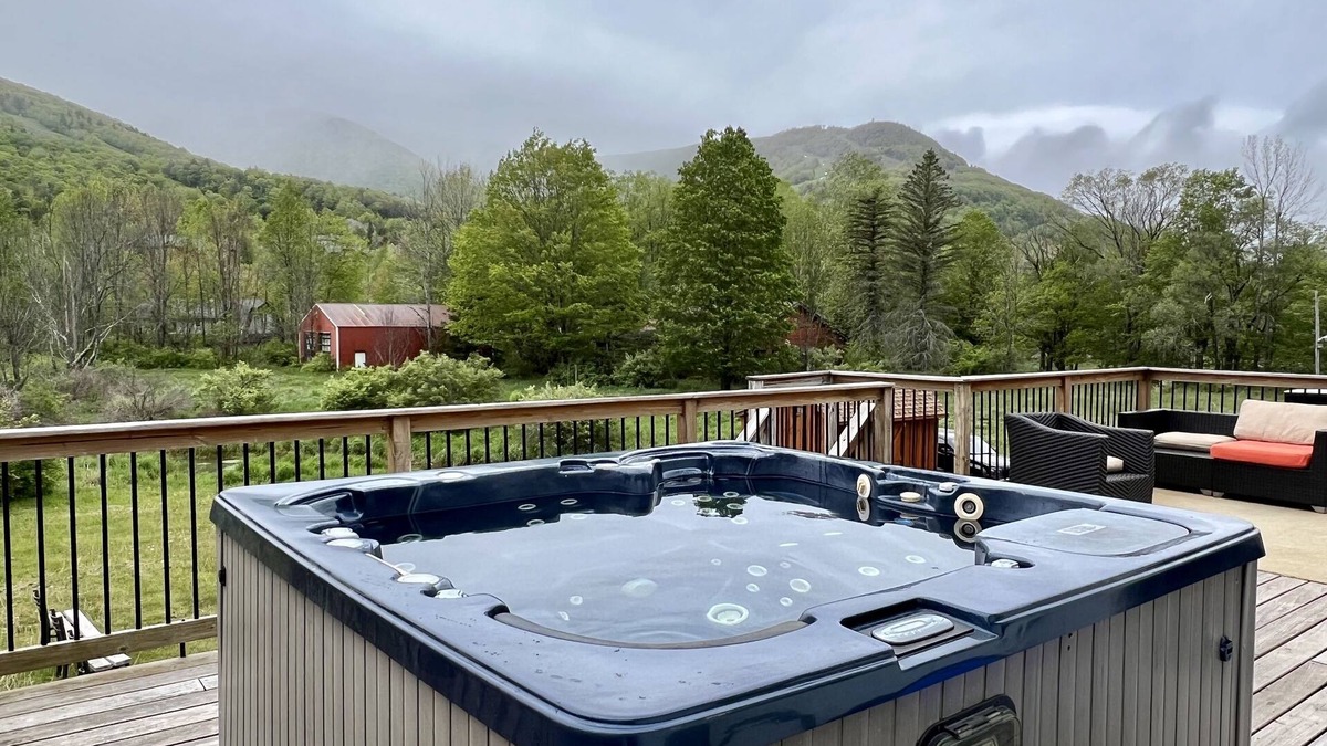 Hunter House | LOCATION! Location! Walking distance to Hunter MT! FALL 3rd nt SPECIAL!