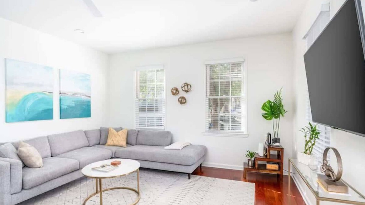 Cannonborough Elliotborough House | Location + Luxury 3BD/3BA - 2 Blocks to King!