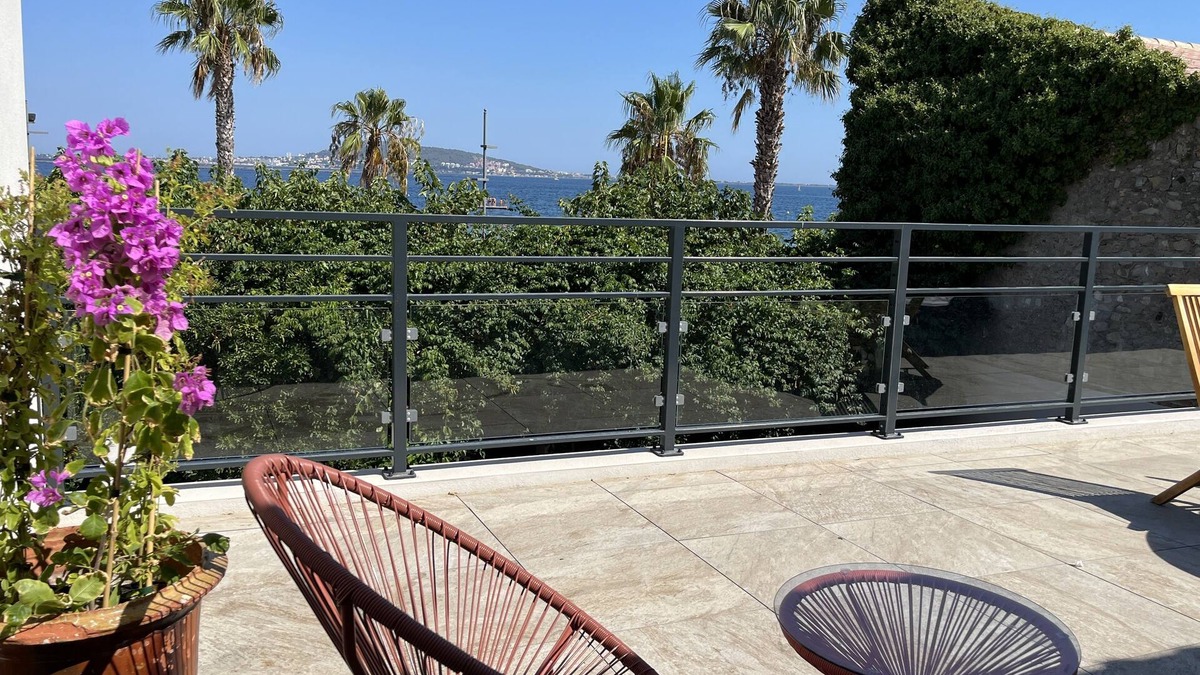 Meze House | Location Maison au Bord de L'etang de Thau - Plage 20 Mètres - 10 Couchages