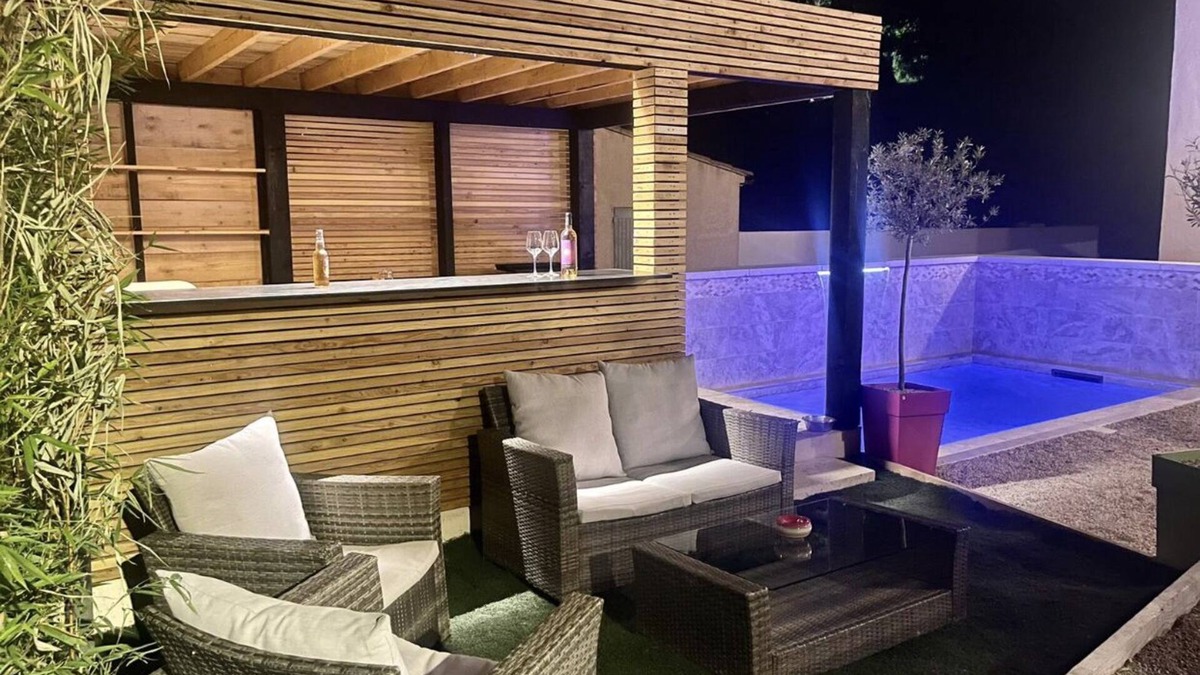 Caromb House | Location Vacances Avec Piscine et Terrain de Pétanque