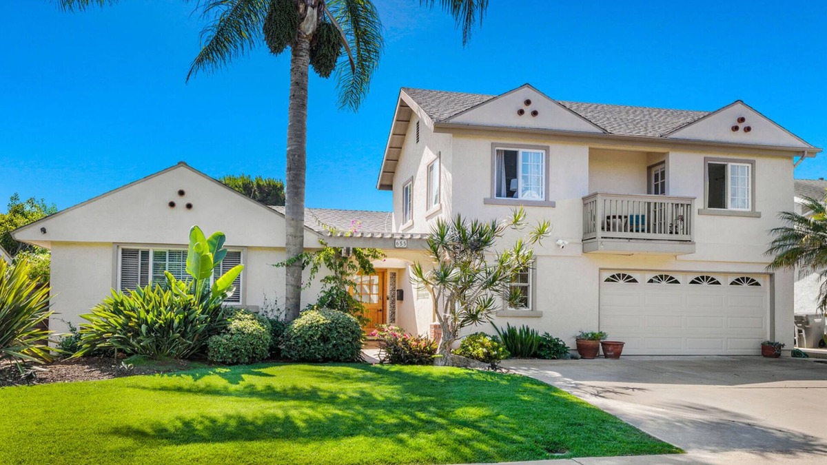 Solana Beach Apartment | Location! West of the 5! 2 Bed Flat!