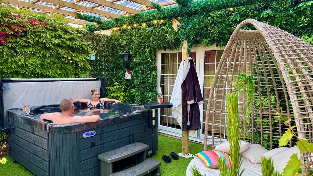 Glasgow Apartment | Loch Lomond Villa THE JUNGLE ROOM with a Private HOT TUB