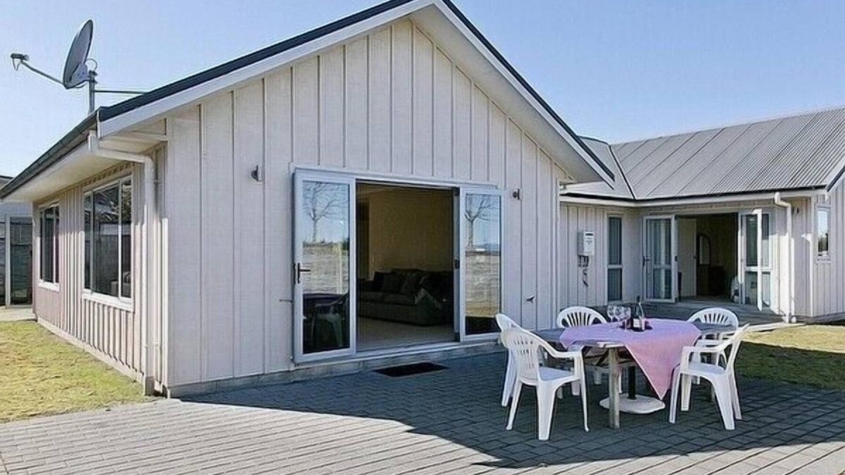 Taupo Cottage | Lochaber Lodge - Acacia Bay Holiday Home