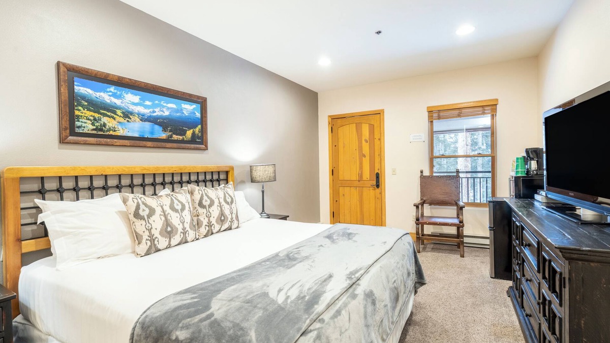 Mountain Village Hotel | Lock-Off Hotel Room With King Bed, Access to Heated Pool, Hot Tubs