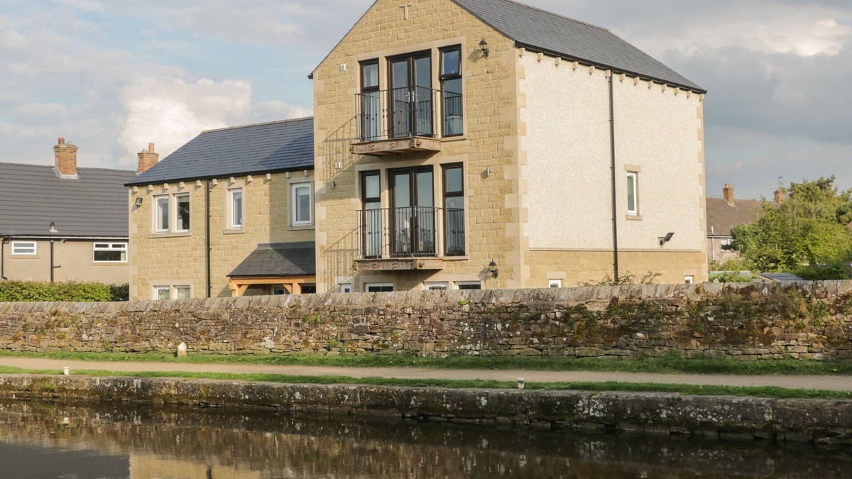 Gargrave House | LOCK VIEW, pet friendly, luxury holiday cottage in Gargrave