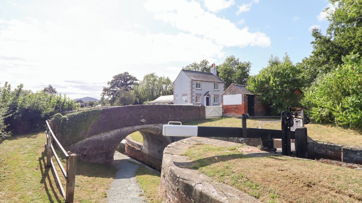 Halfway House Cottage | LOCKMANS COTTAGE, pet friendly, with a garden in Llandrinio