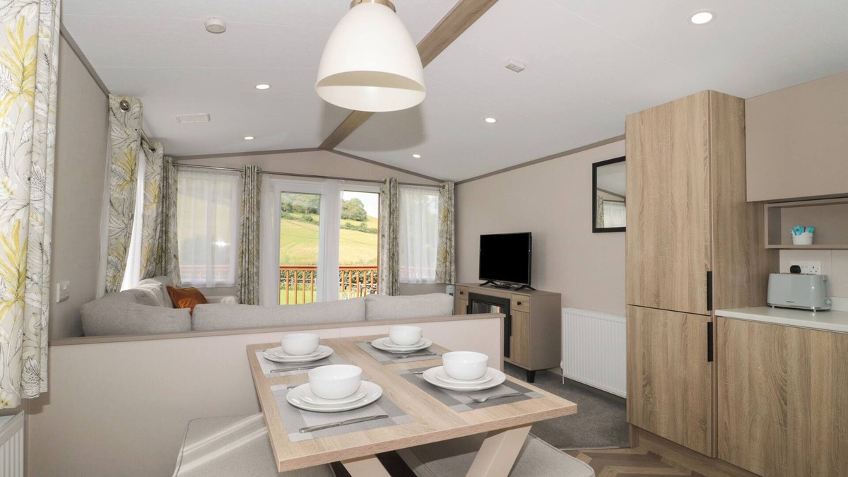 Winscombe Cottage | LODGE 10, family friendly, with a garden in Shipham