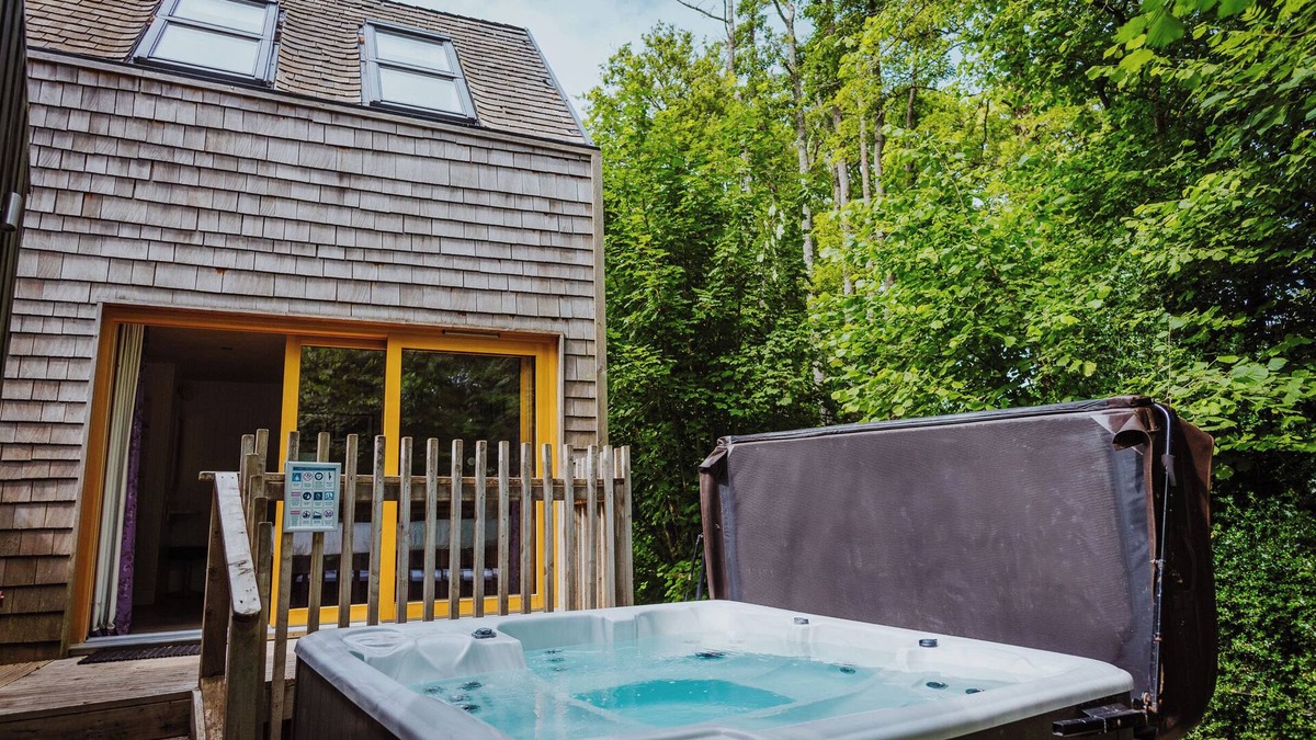 Corfe Castle Cottage | LODGE 17, pet friendly, with hot tub in Corfe Castle