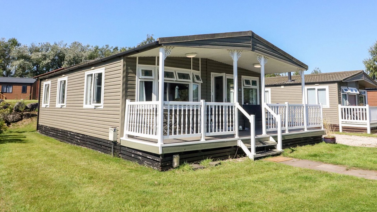 Yealand Conyers Cottage | LODGE 17 SILVERDALE, pet friendly, with a garden in Carnforth