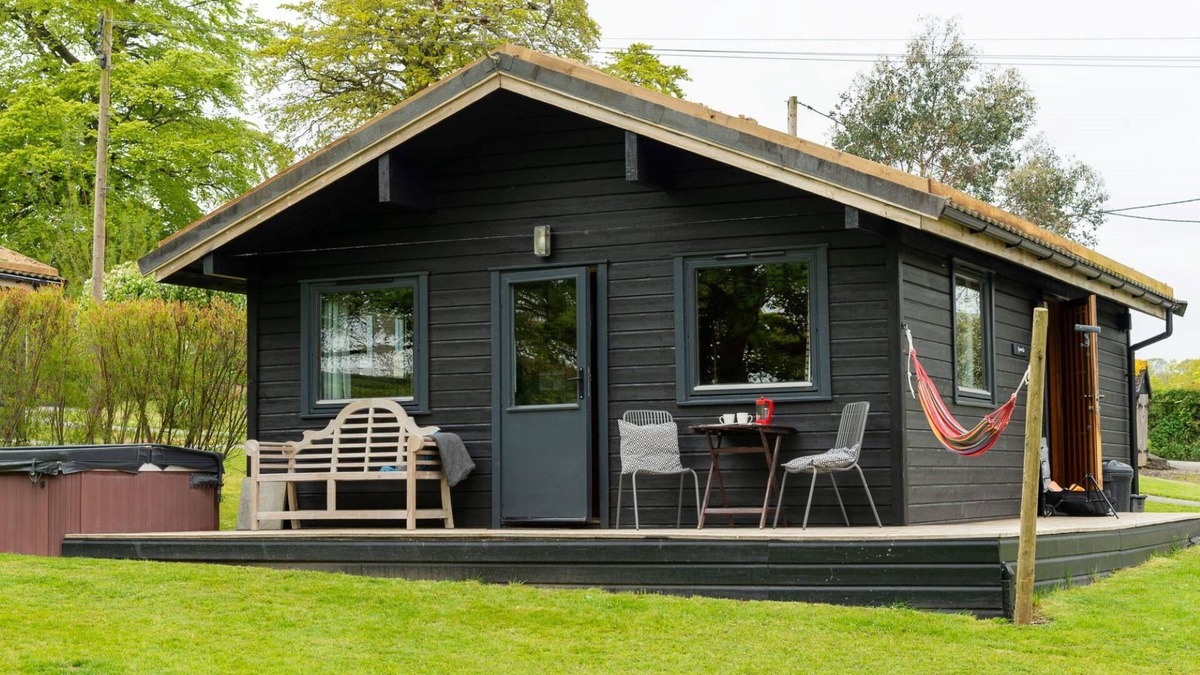 Brazzacott House | Lodge 4 - Hot Tub Lodge by Interhome