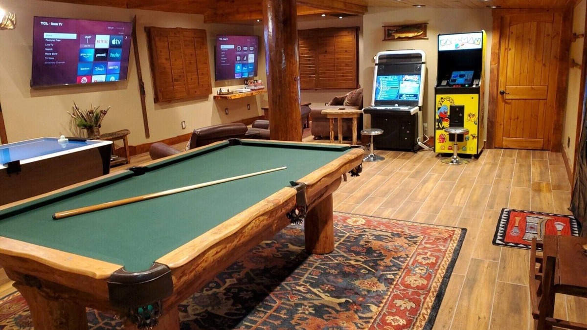 Big Bear Lake Cabin | Lodge- EV Charger,Game Room, Dog Friendly,SPA, AC,1 Acre Fenced yard, Fast WIFI