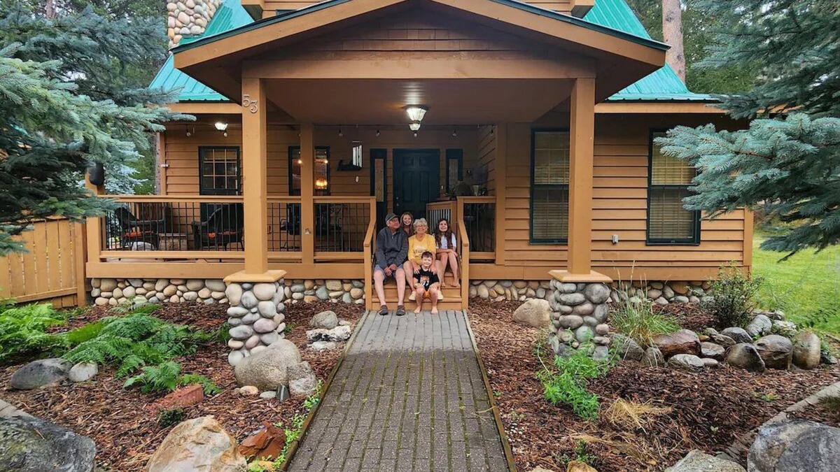 Saddlestring Cabin | Lodge on Ponderosa. 4 sleeping areas. 2 Bathrooms. WiFi, fireplace, office