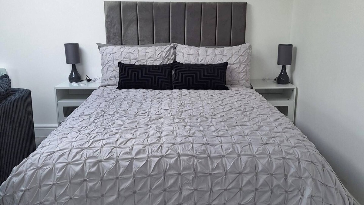 Sidcup Apartment | Lodge - Sleeps 2 - Pet friendly - Parking - Patio