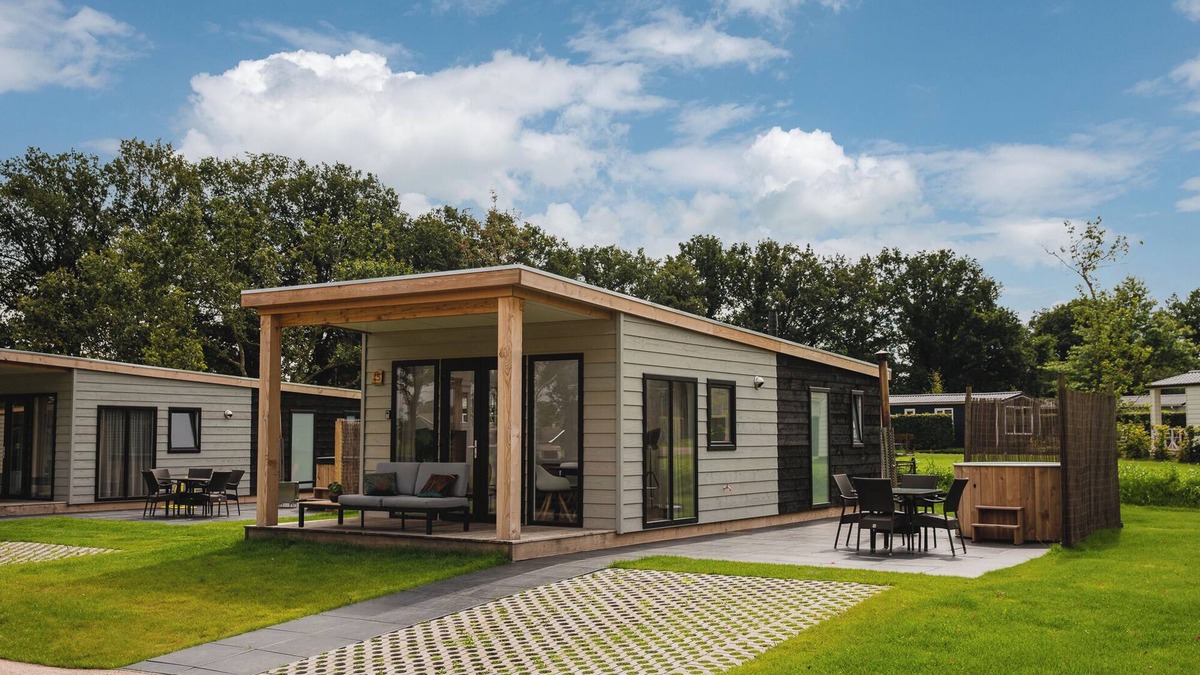 Municipality of Rijssen-Holten Resort | Lodge with hot tub | 4 people