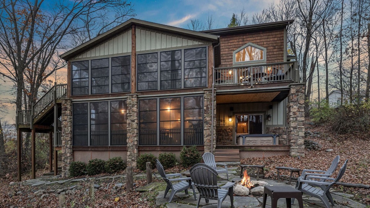 New Buffalo House | Lodged in the Trees Lk Retreat - POOL and HOT TUB!