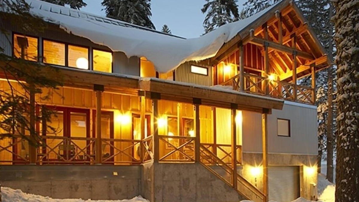 Serene Lakes House | Lodgepole Pine House an Ecologically Designed Vacation Home.