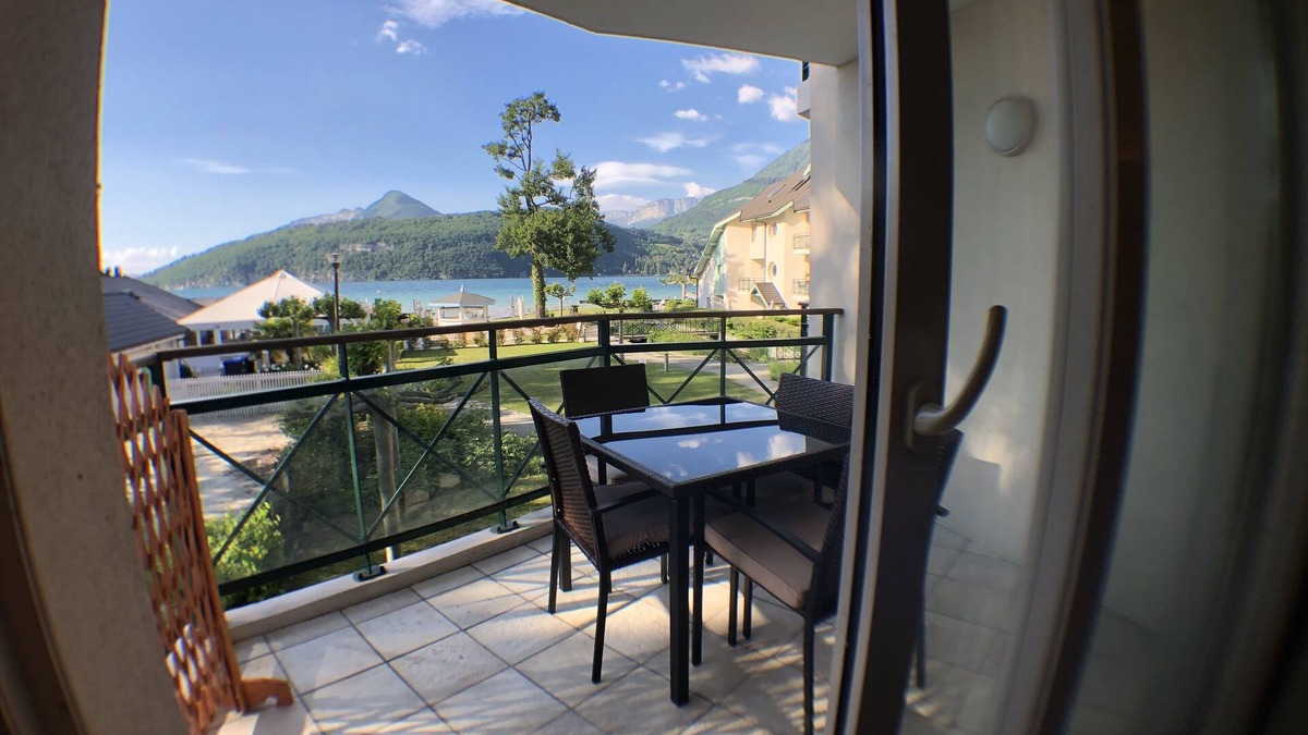 Duingt Apartment | Lodging with terrace ON LAKE, in residence with PRIVATE BEACH and pontoon