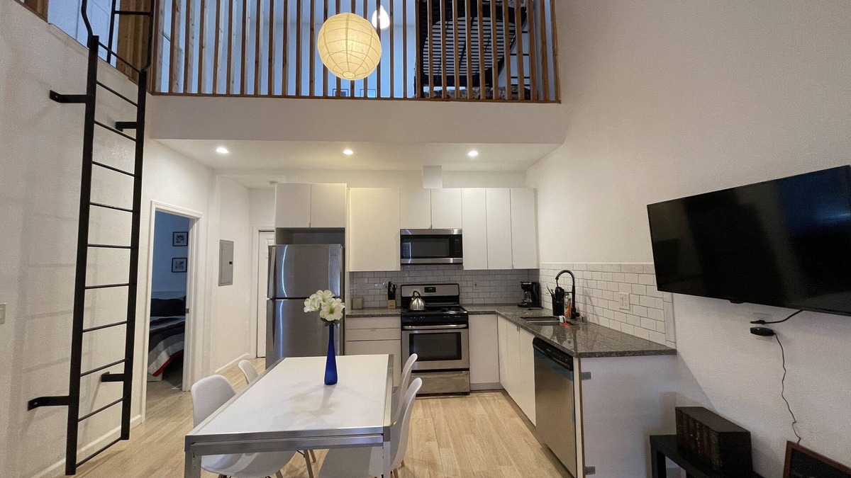 Belding Woods Apartment | Loft 1700B two blocks to Bart and Amtrak