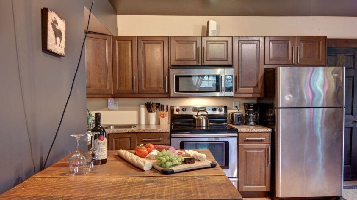 Cantley Apartment | Loft 5 | Hot Tub | Sleeps 4 | Dog Friendly | Lake