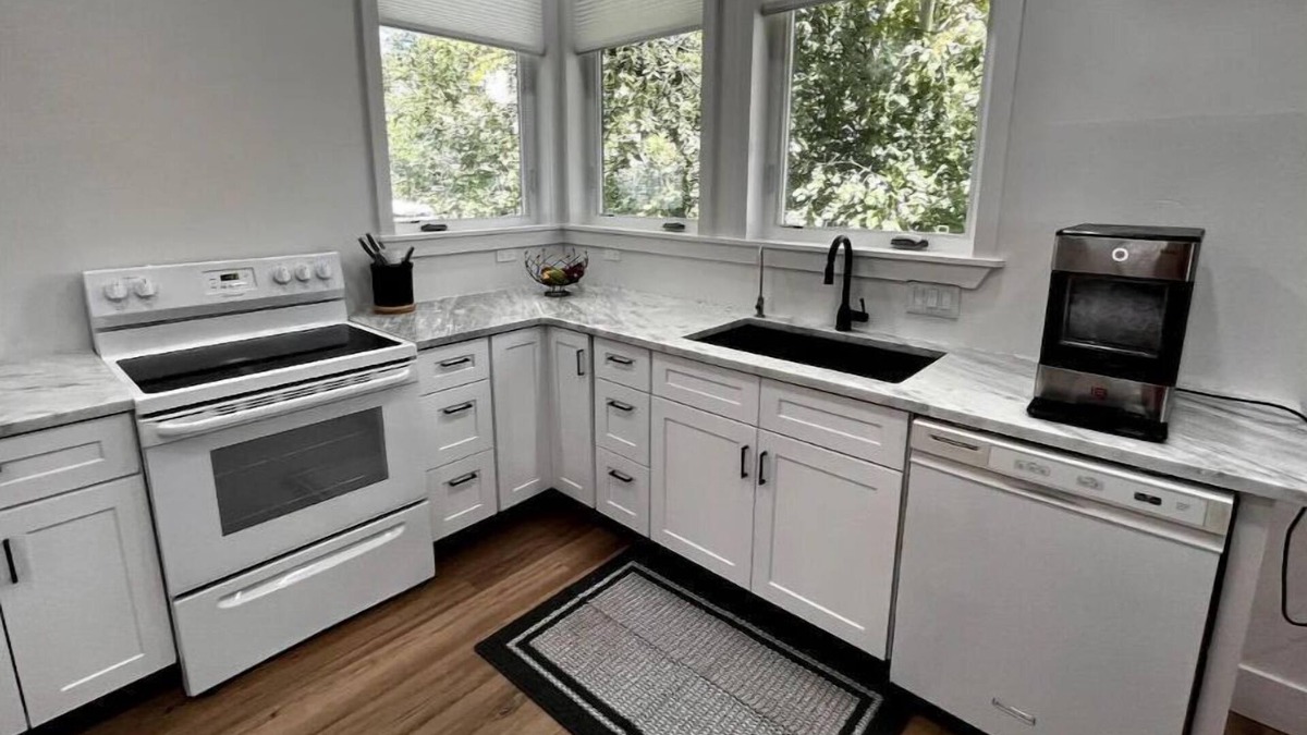 Cedar Hills Apartment | Loft apartment, birdseye view of Valley. Rock Climbers trailhead 5 minutes away