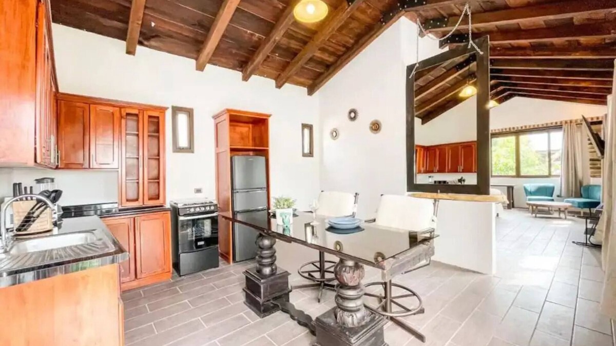Antigua Guatemala Apartment | Loft en las cercanías de Antigua con cocina, internet, Netflix, piscina y grill