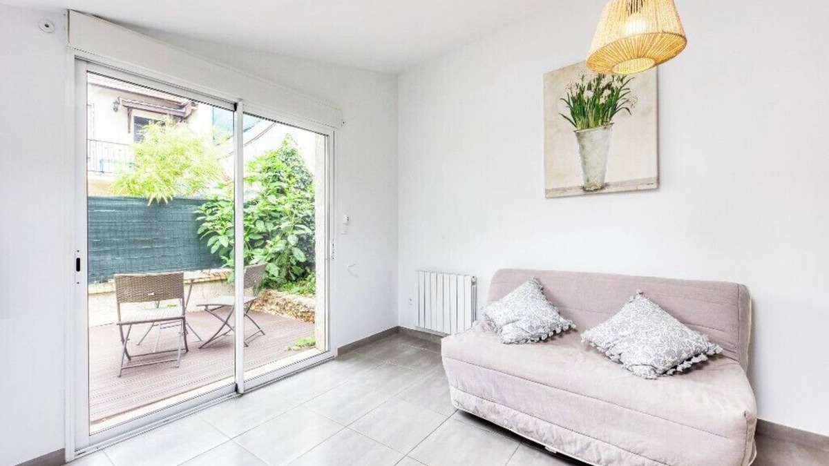 Sainte-Genevieve-des-Bois Apartment | Loft with Mezzanine Bedroom