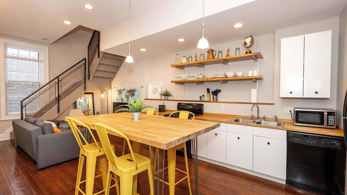 Pendleton Condo | Loft Life Pendleton 2 – Chic Downtown Condo for 4!