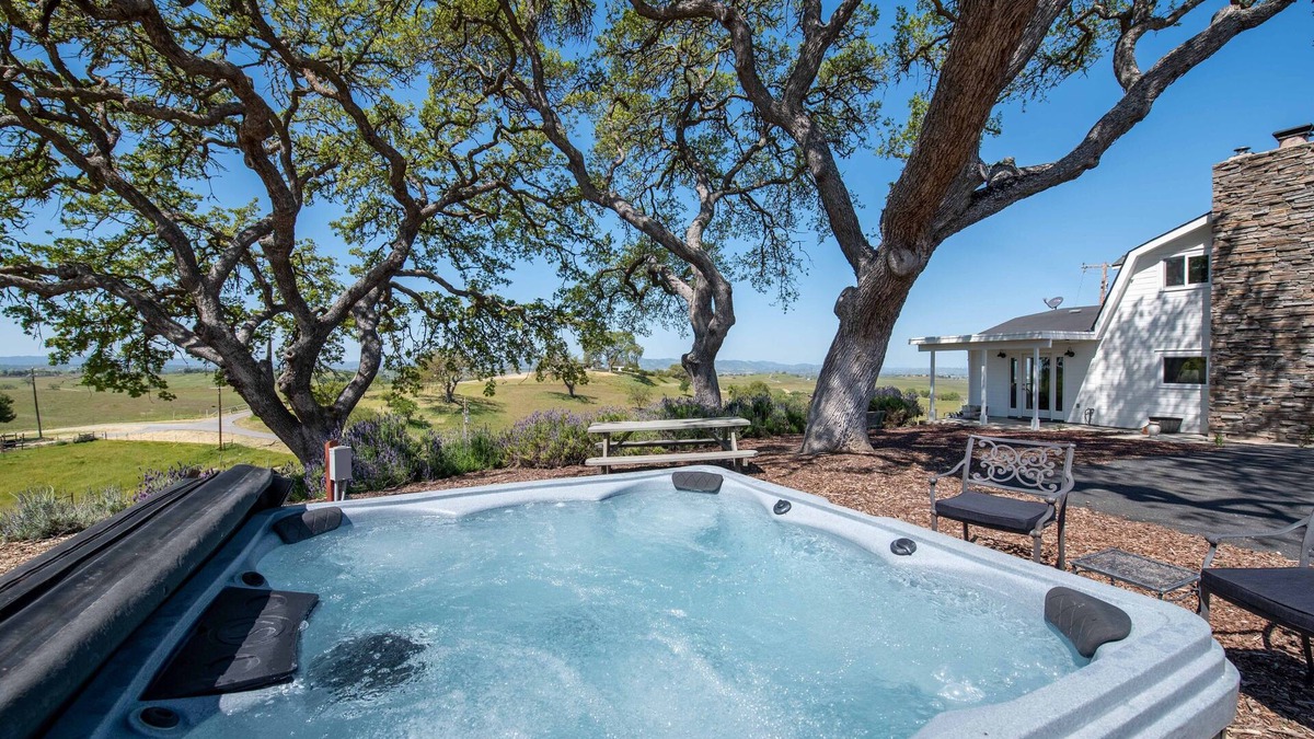 Paso Robles House | Loft on Vineyard Estate w/360 Views and Hot Tub!