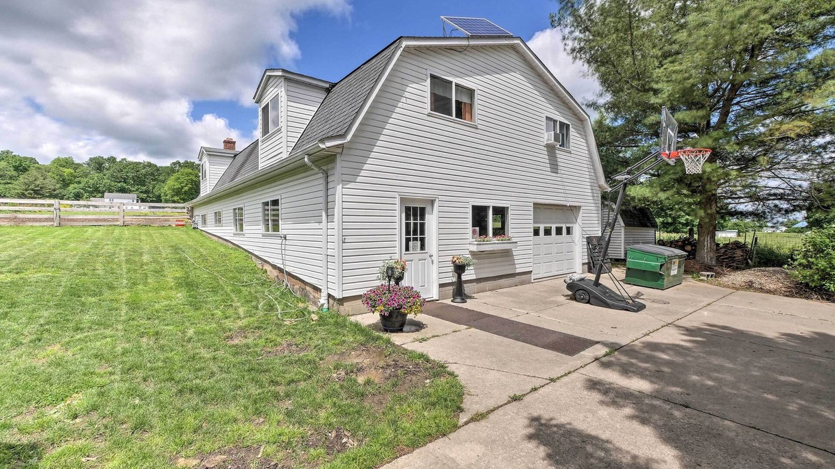 Huntsburg House | Loft Unplugged w/Outdoor Space in Amish Country!