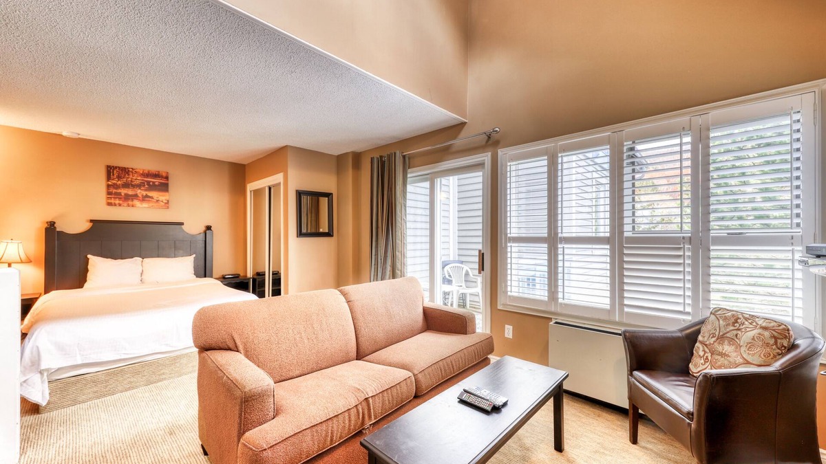Craigleith House | Loft w/deck & shared seasonal pool/year-walk to lifts, dogs OK