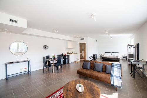 San Leonardo Apartment | Loft zona Stazione Centro con Wi Fi, Cucina & Parking Free