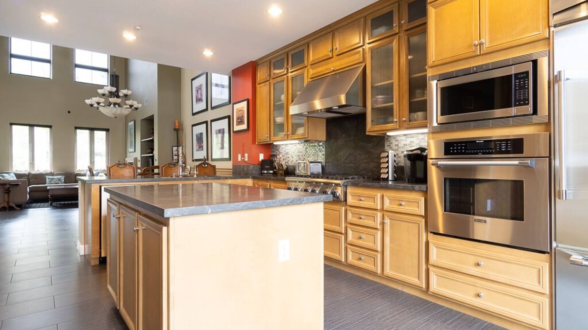 Aliso Viejo Apartment | LOFT21 - PREMIER GUEST ACCOMMODATIONS. JUST BRING YOUR SUITCASE AND A SMILE!