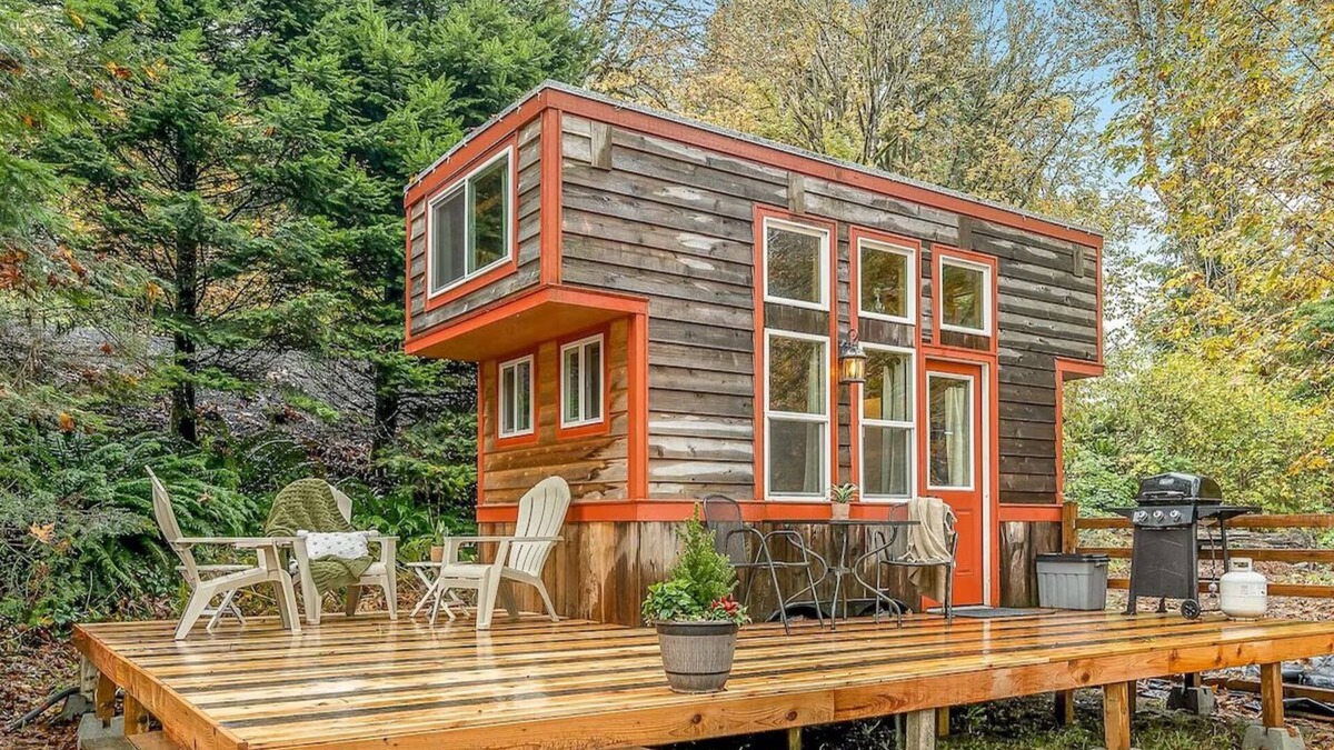Sherwood Cabin | Lofted Waterfront Fun w/BBQ Unique Northwest Vacation Rentals