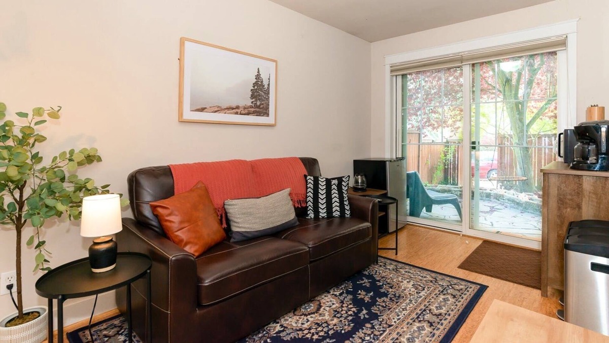 Magnolia Apartment | Loftium | Unbeatable Magnolia Suite In the Heart of it all!