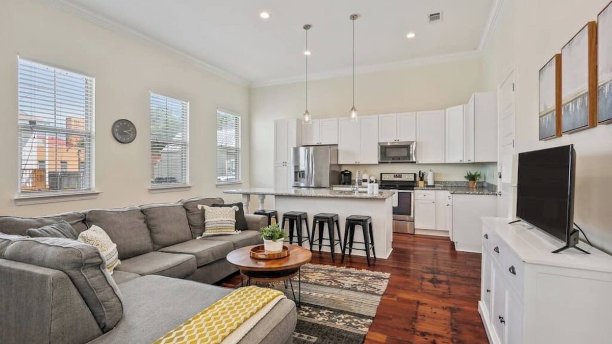 Central City House | Lofty Ceilings and Modern Comfort