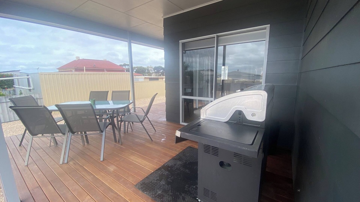 Melville House | Lofty's Shack - Modern 3 bedroom, Free WiFi!, Off peak special!
