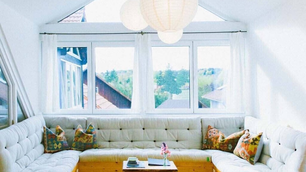 Holzhausen Apartment | Lofty spacious apartment with natural flair and lake view