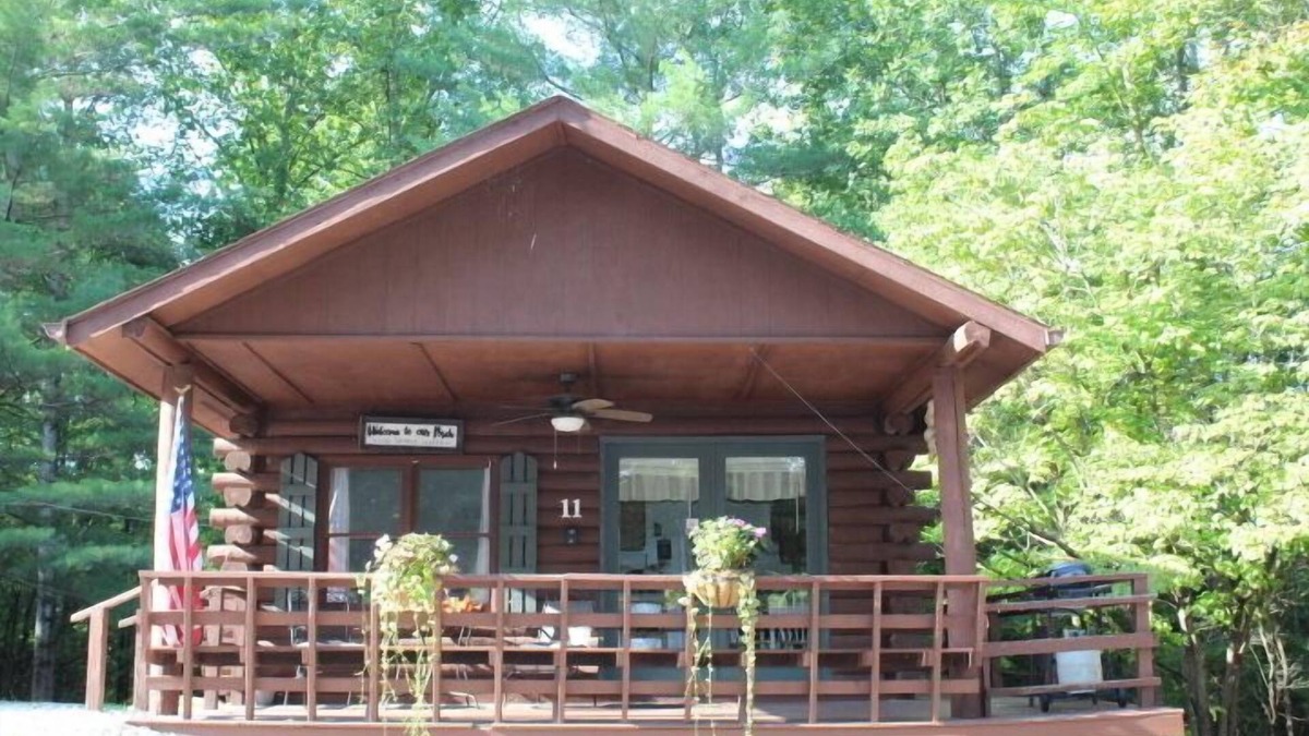 Schnellville House | Log Cabin 11 with Hot Tub at Osborn Boat Ramp on Patoka Lake