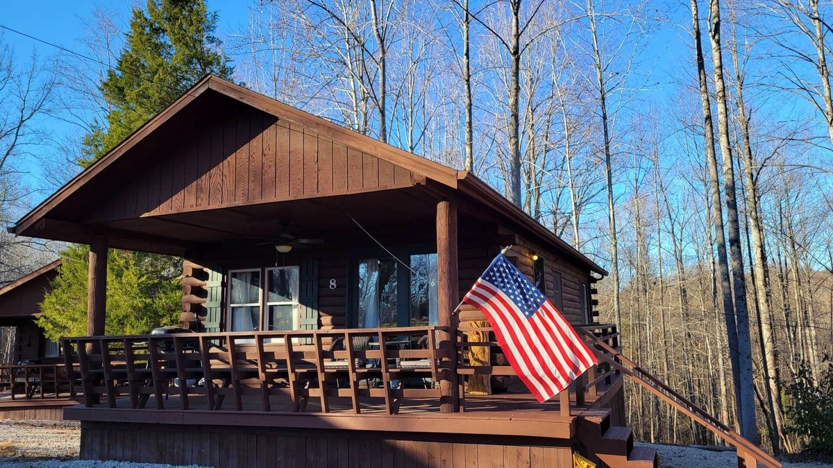 Schnellville House | Log Cabin 8 with Hot Tub at Osborn Boat Ramp on Patoka Lake