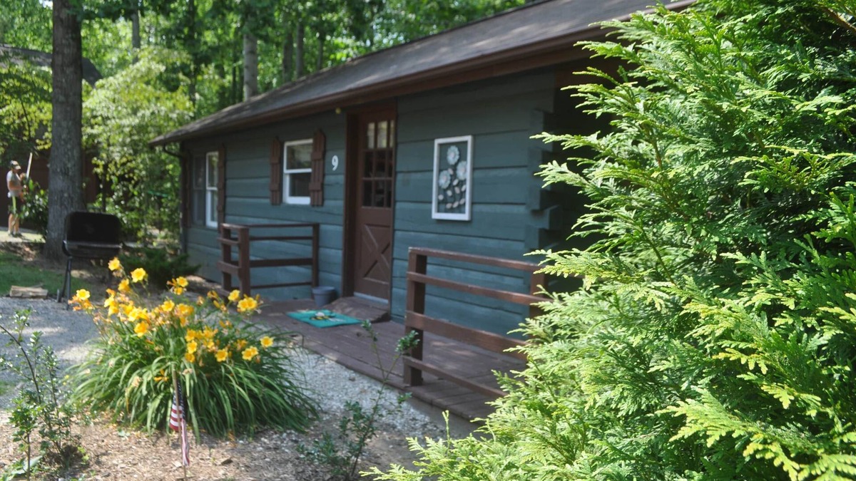 Schnellville House | Log Cabin 9 at Osborn Boat Ramp on Patoka Lake