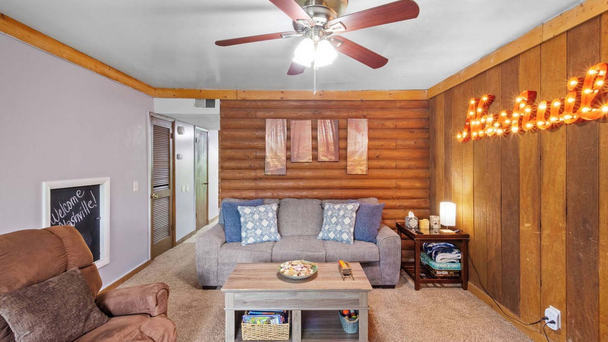 Nashville House | Log Cabin Close to Percy Preist Lake