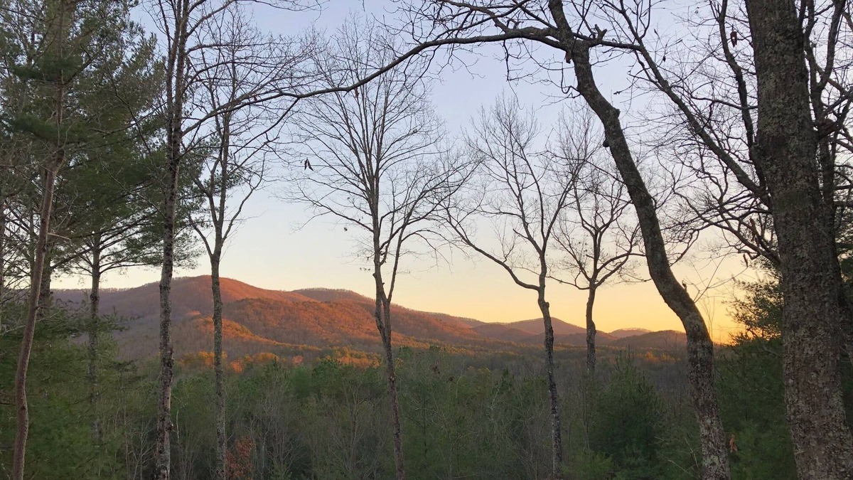 Hidden Lake House | Log Cabin! Great Views! Game Room! Paved Roads!