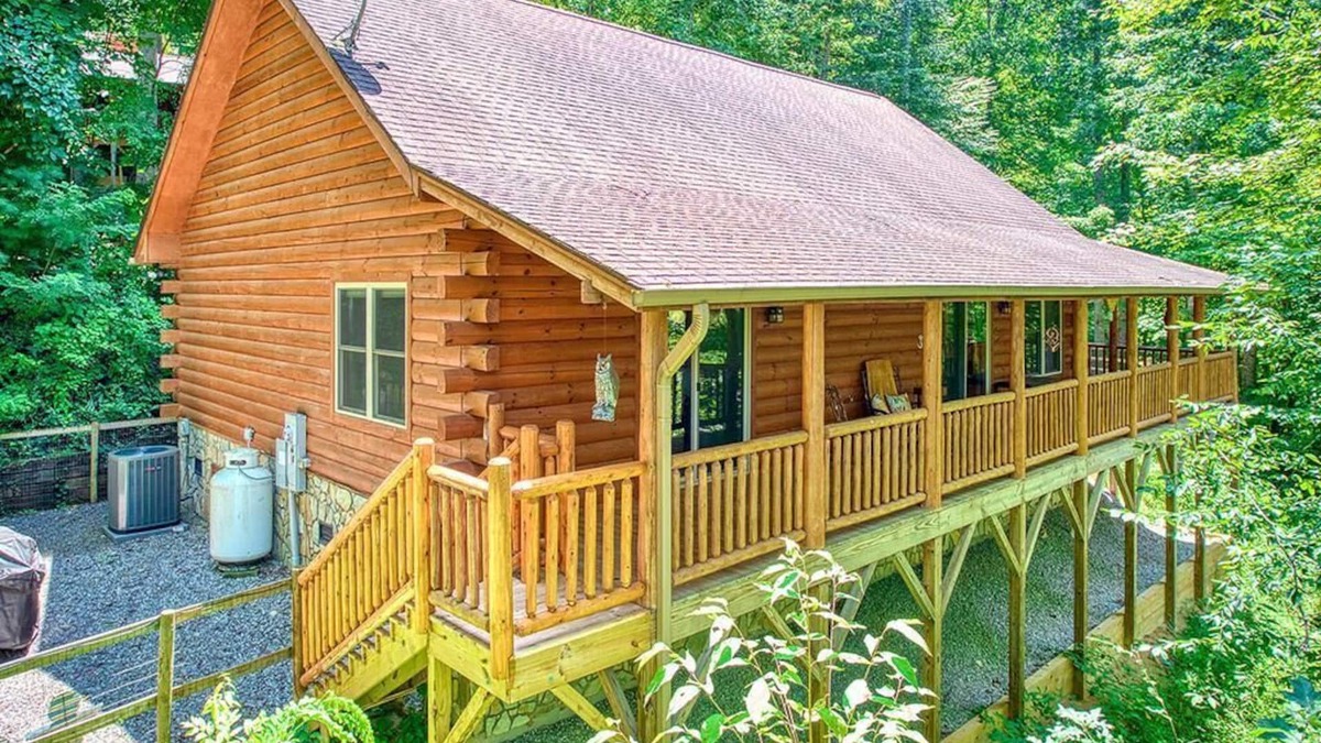 Waynesville Cabin | Log Cabin in a Gated Community! WIFI. Fire Pit w/wood provided! Pet-friendly