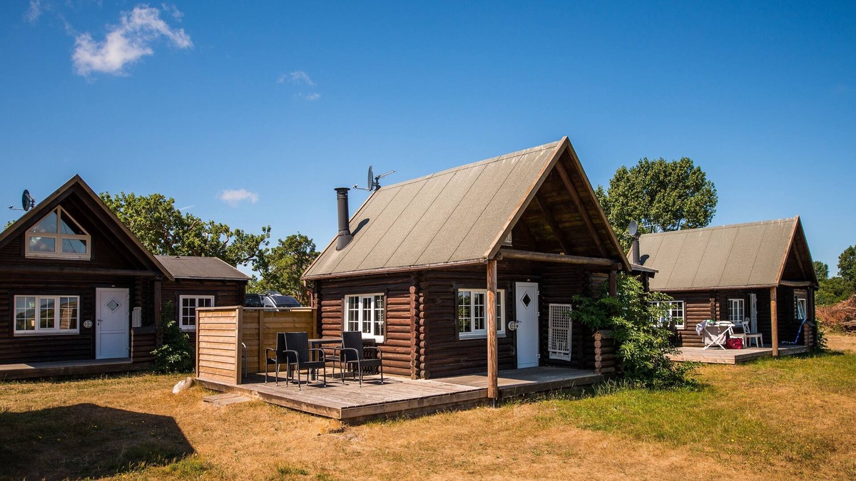 Sønderstrand Cabin | Log cabin in the resort with horse stables on the Wadden Sea